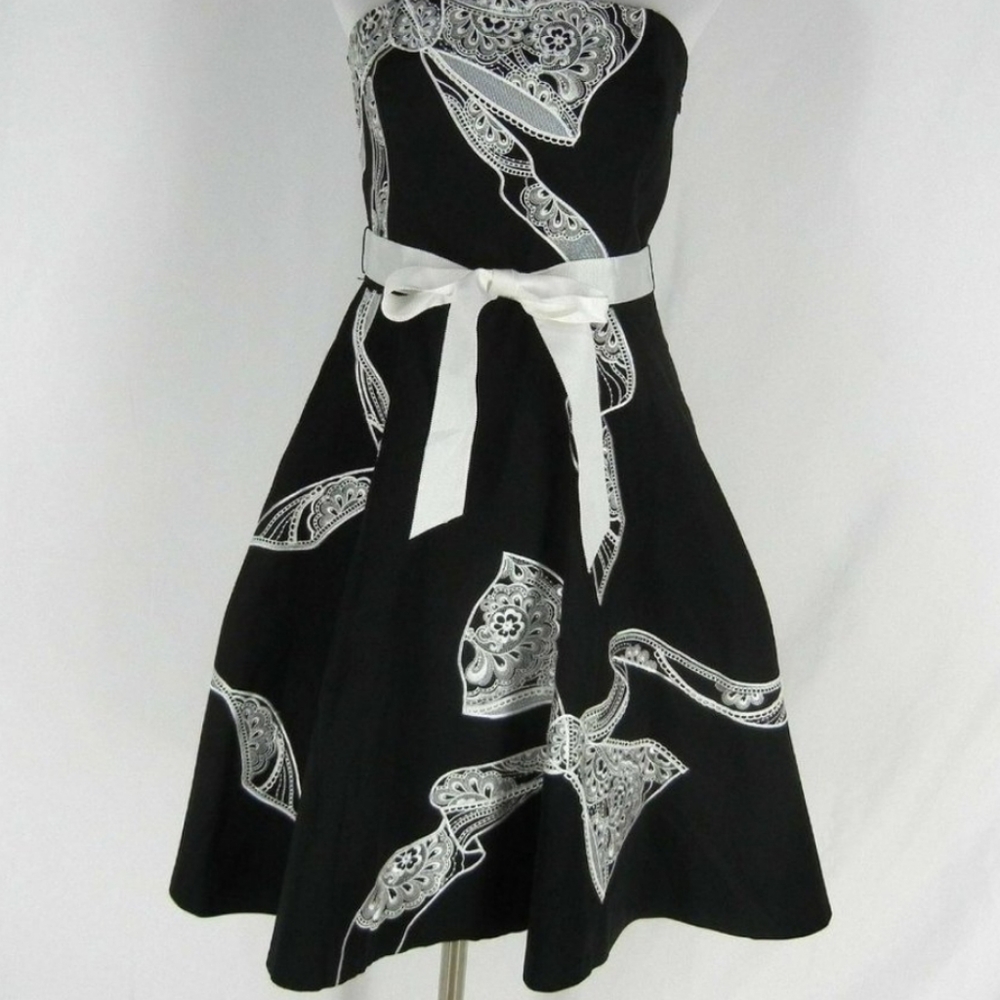 White house black market STRAPLESS EMBROIDERED FAI